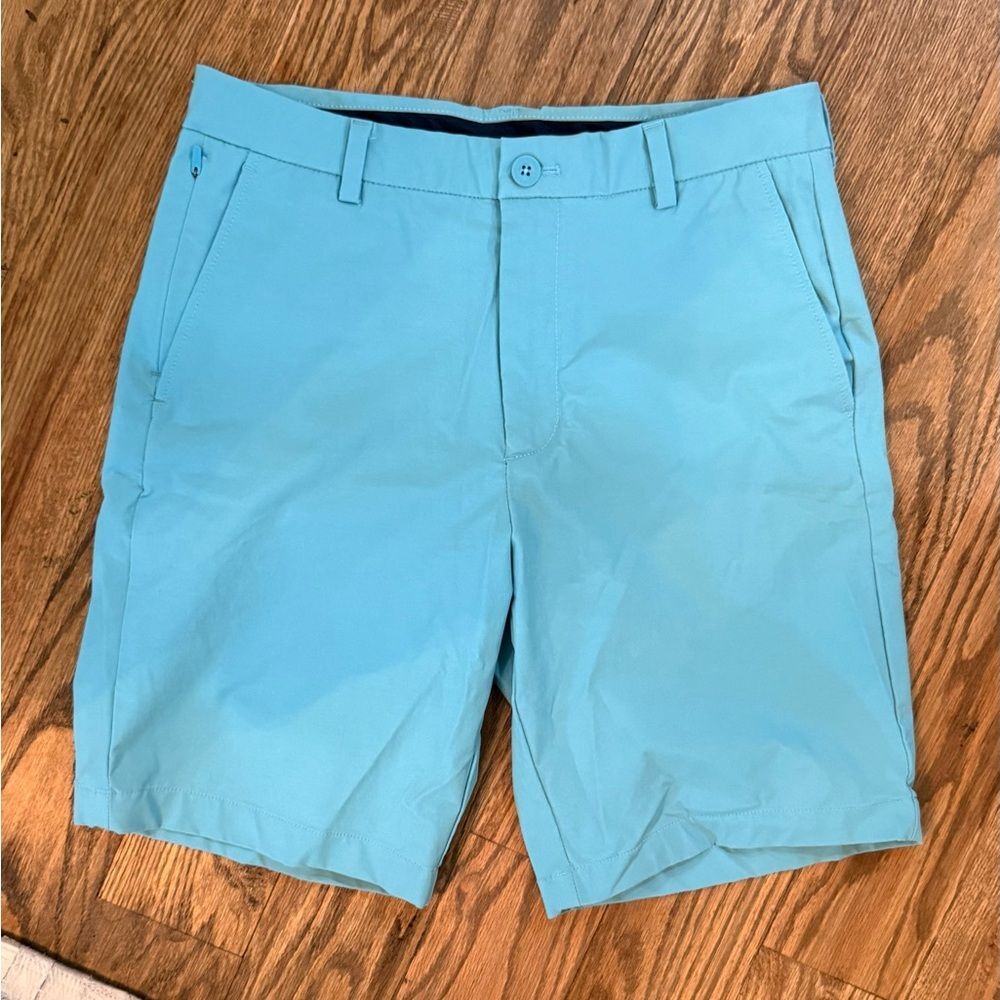 M32- Men’s blue vineyard vines on the go performance shorts size 30